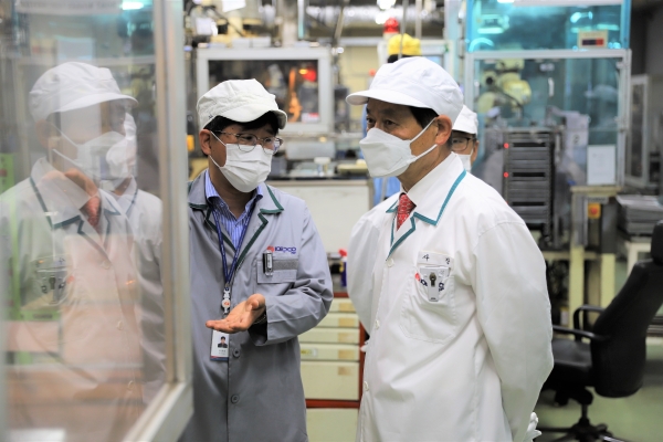 한전원자력연료 최익수 사장(오른쪽)이 27일 제조공정 및 사무환경 안전 현장점검에 나섰다.