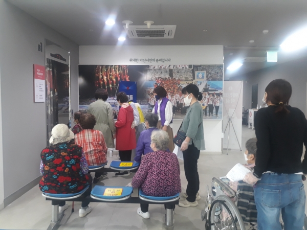 여성단체협의회장 코로나 19백신 접종 봉사활동 참여 장면