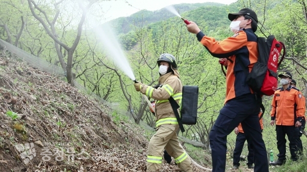 소방차에서 200미터 떨어진 곳에서 방수하는 모습(등짐펌프와 비교실험)