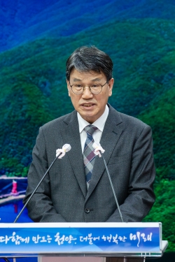 28일 오후 2시 군청 상황실에서 유튜브 브리핑을 가진 김돈곤 군수