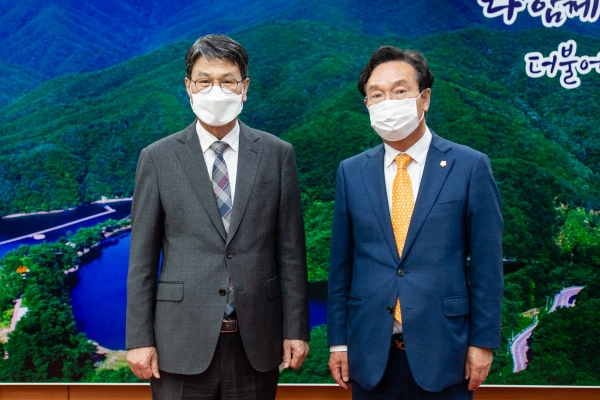 축하하는 김돈곤(우측) 군수와 최의환 청양군의장