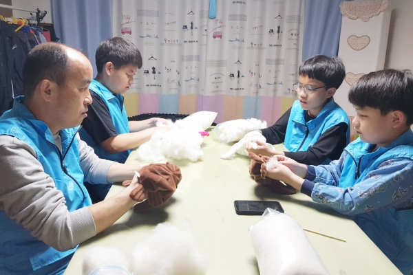 당진제철소 해피프리즘 가족봉사단이 비대면 봉사활동을 위해 각 가정으로 배포된 업사이클링 인형을 만들고 있다.