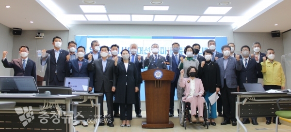 더불어민주당 소속 충남도의원들이 27일 도청 프레스센터에서 양승조 지사의 대선 출마를 촉구했다.