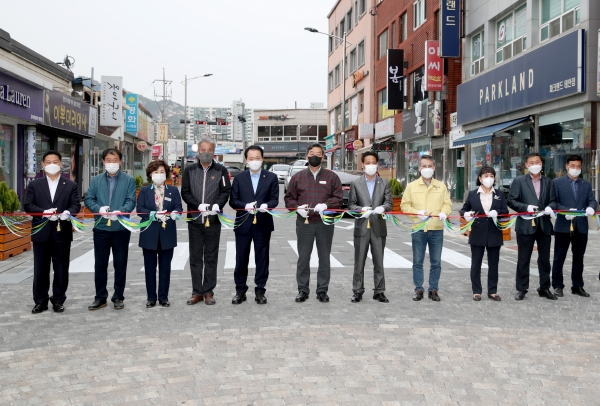 28일 태안읍 독샘로 일원에서 열린 ‘동서시장 일원화 걷고 싶은 거리 조성 준공식’ 모습