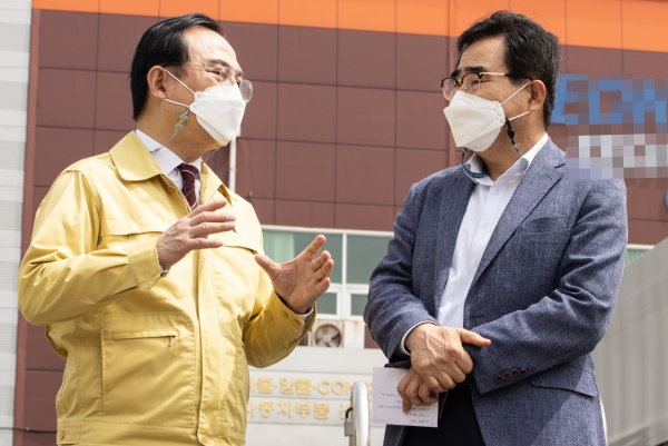 지난 27일 관내 기업체 집단감염과 관련해 제5산업단지 근로자 전수검사를 실시하고 있는 이동선별진료소를 찾아 직원들을 격려하고 있다.