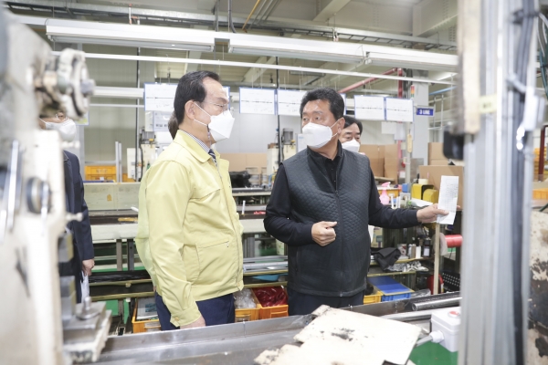 박상돈 천안시장이 지난 27일 관내 기업체 집단감염과 관련해 발생지역을 방문해 기업체의 시설을 점검하고 있다.