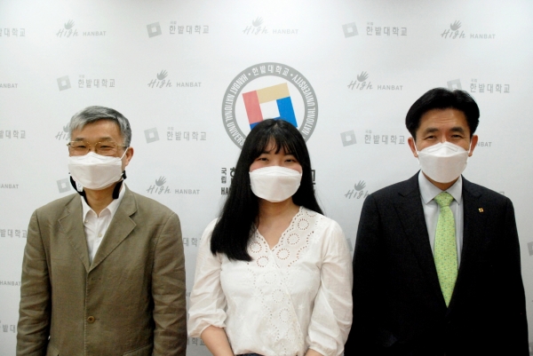 지난 28일 제10회 변호사 시험에 합격한 한밭대 졸업생 고경선 씨가 모교를 찾아 한밭대학교 최병욱 총장을 만나 기념촬영을 하고 있다.(오른쪽부터 한밭대 최병욱 총장, 고경선 씨, 공공행정학과 김성호 교수)