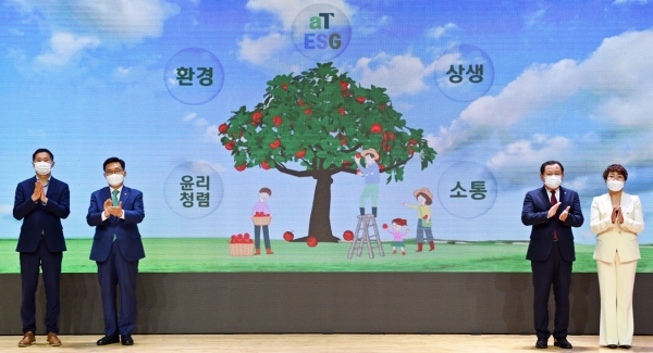 aT ESG경영 선포식 퍼포먼스 단체사진  * (왼쪽부터) aT 서권재 노조위원장, aT 김춘진 사장, aT 박석배 감사, ㈜청산바다 위지연 대표