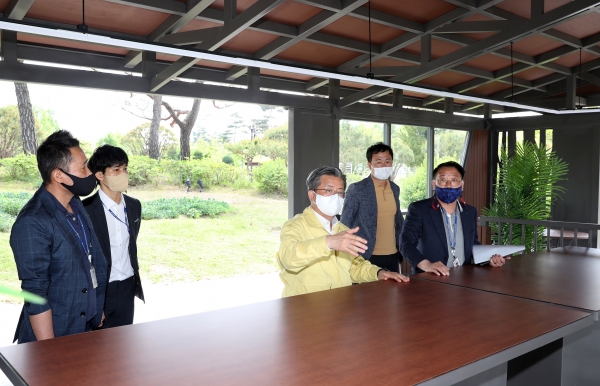 29일 정용래 유성구청장이 유림문화공원을 방문해 대형 파고라 점검을 실시하고 있다