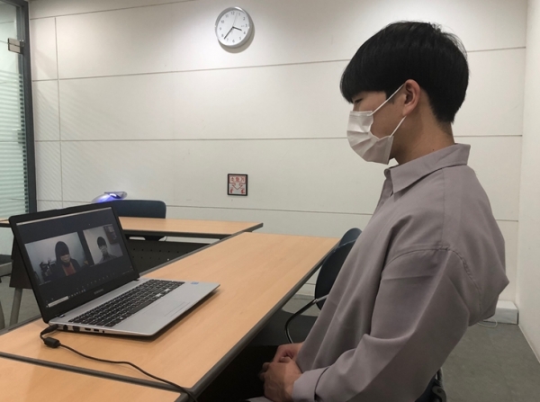 고려대학교 대학일자리센터 온라인 면접클리닉에 참여하고 있는 학생 모습