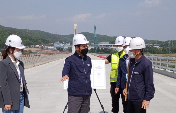 김용석 행정중심복합도시건설청 차장이 코로나19 대응을 위한 '시설별 기관장 책임제 집중관리 지침'에 따라 29일 행복도시～부강역 연결도로 건설현장에 대해 방역상황점검 및 현장 애로사항 의견수렴 등을 위해 현장점검을 실시했다.