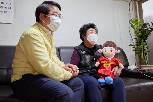 오세현 시장이 효돌이 사용 가정을 방문해 어르신과 대화를 나누고 있다