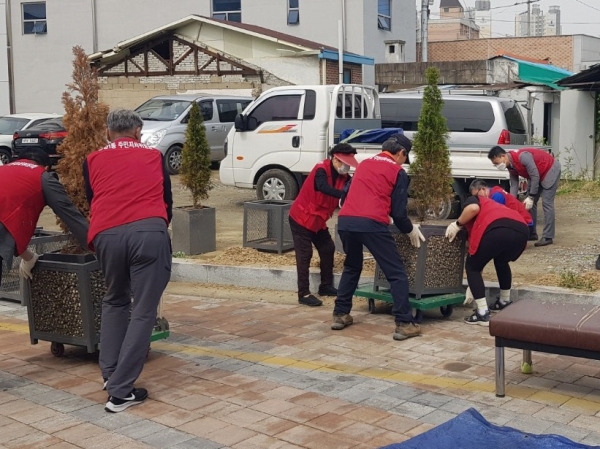 양성평등 거리 보행공간 조성 나무심기 실시 장면