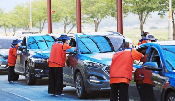 지난 2020년 해수욕장 입장 발열체크 실시 모습