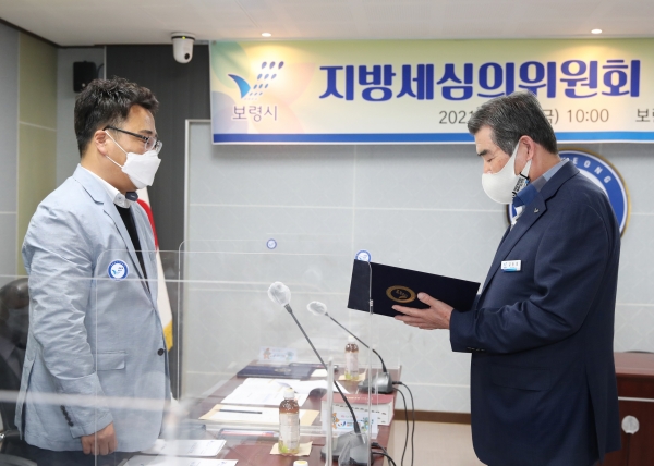 지방세심의위원회 위원 위촉식 모습