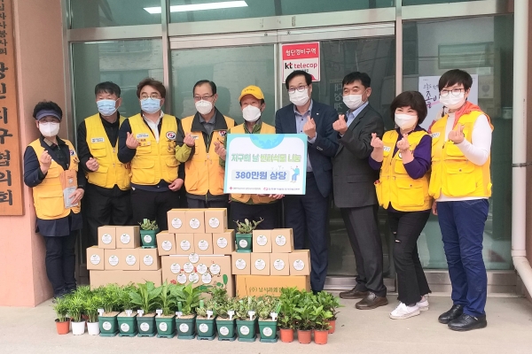 지난 29일 대한적십자사 당진지구협의회에서 김동환 당진발전본부 대외환경협력실장(오른쪽 네 번째), 홍광표 대한적십자사 당진지구협의회장(오른쪽 다섯 번째)이 기념촬영을 하고 있다.