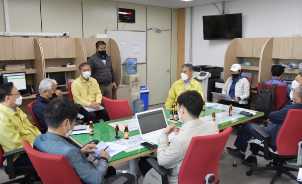 조대호 부군수 코로나19 기자간담회 장면