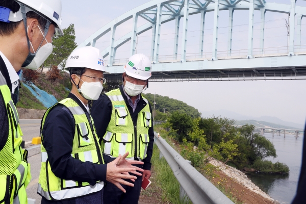 중부내륙선 이천~충주 철도건설현장(아치교)을 점검하는 국가철도공단 김한영 이사장(가운데)