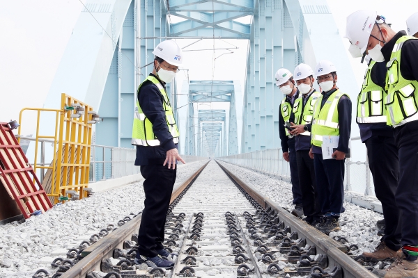 중부내륙선 이천~충주 철도건설현장(아치교)을 점검하는 국가철도공단 김한영 이사장(좌측)