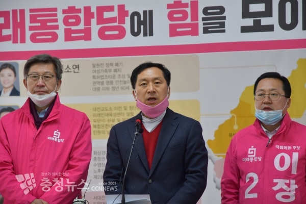 (왼쪽부터) 미래통합당 박형준 공동선대위원장, 김기현(전 울산시장) 울산 남구을 후보, 이장우 대전 동구 후보