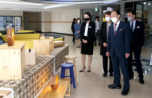 설동호 대전시교육감이 30일 대전메이커교육지원센터를 둘러보고 있다.