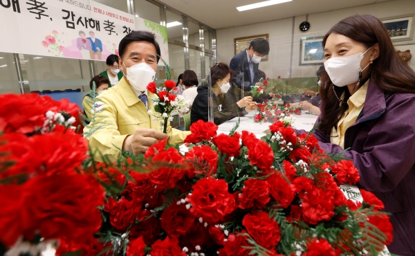 황인호 동구청장이 직접 카네이션 만들기에 참여하고 있다
