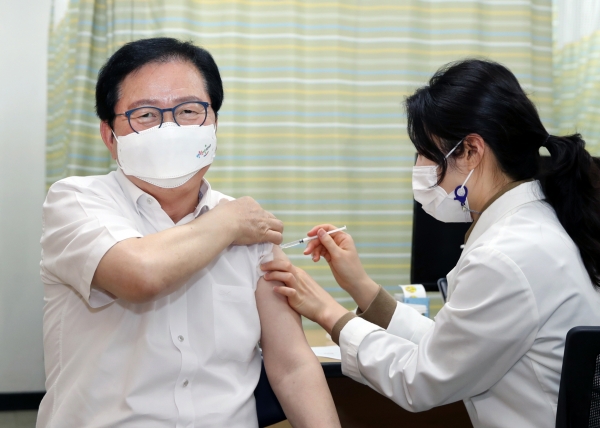 AZ 백신 접종하는 장종태 대전 서구청장