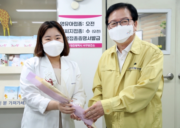 장종태 대전 서구청장은 현장에서 근무하는 의료진과 자원봉사자, 행정인력의 노고를 격려했다.