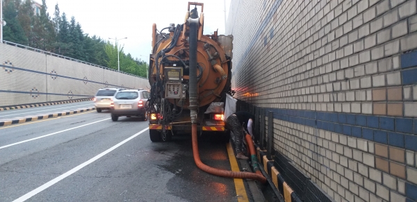 유성구(구청장 정용래)가 관내 지하차도 준설작업을 실시하고 있다