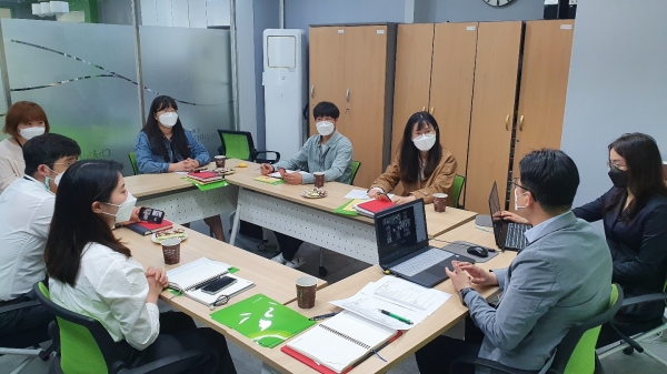 실무자들과 함께 사업의 취지 및 방향, 그리고 실무자들간의 대담