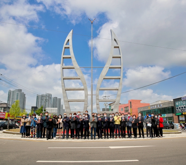 지난 1일 군청오거리 회전교차로 중앙교통섬에서 열린 ’신해양도시로 비상하는 태안‘ 주 조형물 제막식 모습.