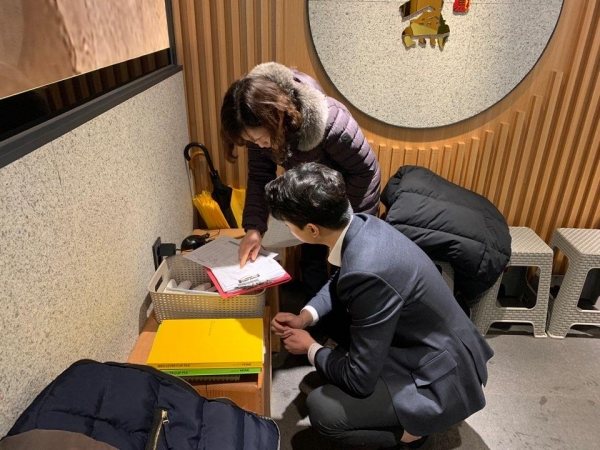 천안시가 관내 포장 또는 배달음식점에 대한 합동단속을 하고 있다.