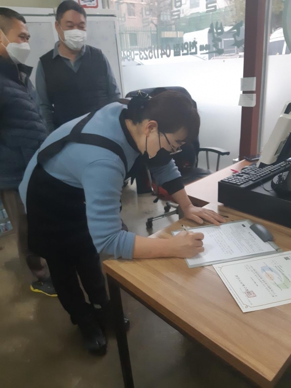 천안시가 관내 포장 또는 배달음식점에 대한 합동단속을 하고 있다.