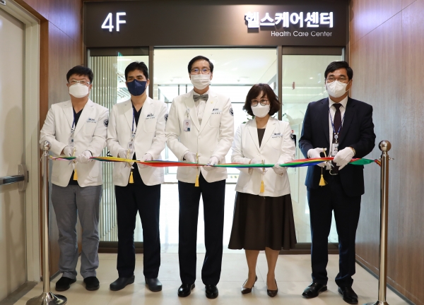 헬스케어센터 오픈 기념식 테이프 커팅식 모습/ 왼쪽부터 세종충남대병원 김상범 기획조정실장, 이재환 진료처장, 나용길 원장, 김현정 헬스케어센터장, 안명진 사무국장.