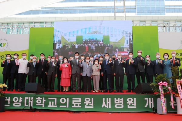 개원식에 참석한 내외귀빈 기념촬영 모습