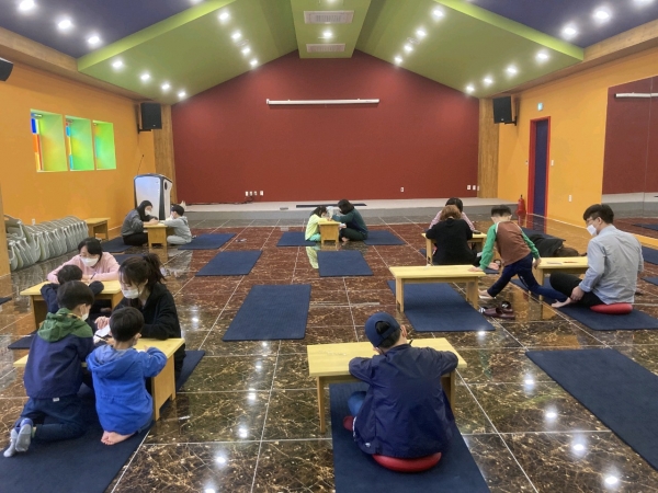 지난 2일 경북 영주시 봉현면 국립산림치유원에서 진행된 봄맞이 특별 프로그램에 참여한 가족 고객들이 산림치유 프로그램에 참여하고 있다