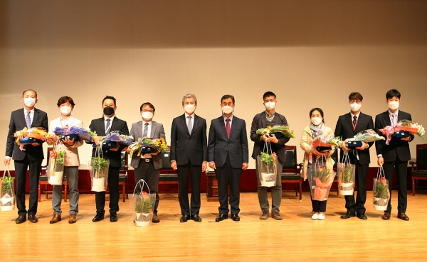 3일 오전 목원대 콘서트홀에서 열린 ‘개교 67주년 장기근속상 및 공로상 시상식’에서 직원 수상자 등이 기념촬영을 하고 있다.