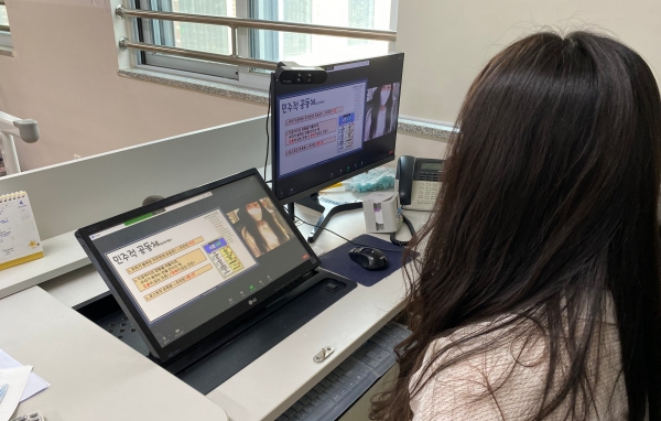 세종시 신규교사가 ‘2021 유·초·중등 신규교사 성장 지원 직무연수’에 참여하고 있다.