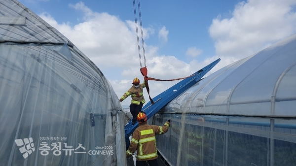 지난달 30일 부여군 규암면에서 강풍으로 비닐하우스를 덮친 지붕 잔해물을 제거하는 119구조대