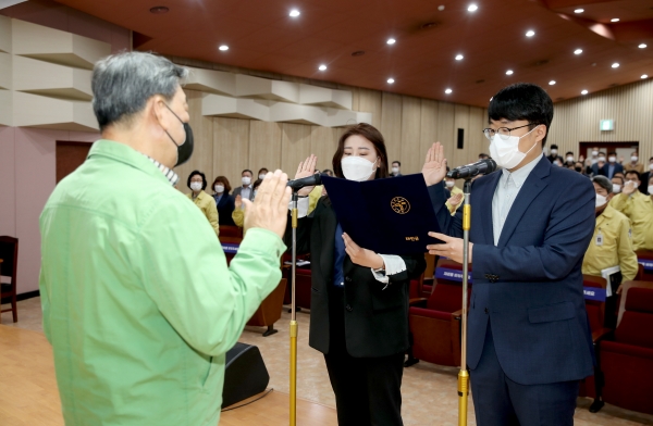 4일 군청 대강당에서 열린 태안군 공무원 적극행정 실천 다짐 모습.