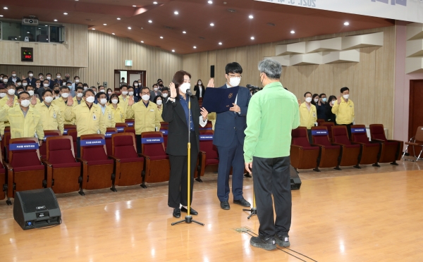 4일 군청 대강당에서 열린 태안군 공무원 적극행정 실천 다짐 모습.