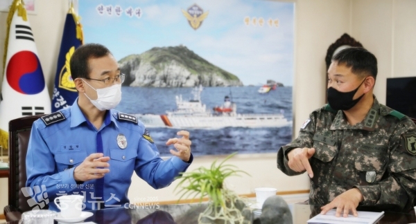 성창현 서장과 32사단 이병석 충절부대장이 협력 논의를 하고 있다. 출처=태안해양경찰서
