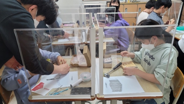 지난 4일 온라인을 통해 제99회 어린이날 행사가 개최된 가운데 아이들이 칼림바 만들기 체험을 하고 있다