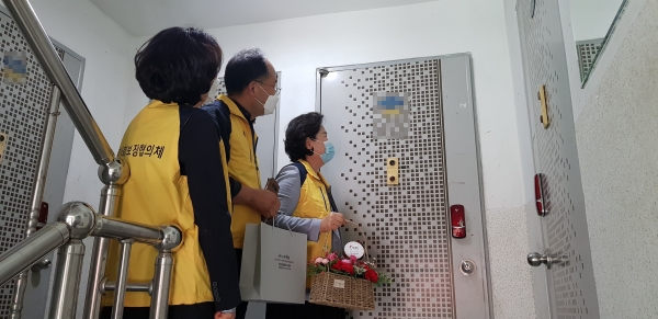 지난 3일 신성동 지역사회보장협의체에서 어버이날을 맞아 카네이션을 전달하고 있다