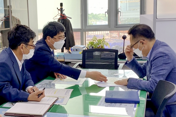 맹정호 서산시장이 6일 국토교통부를 방문해 김선태 철도국장을 만나 ‘대산항 인입철도’ 필요성과 당위성을 설명하는 장면