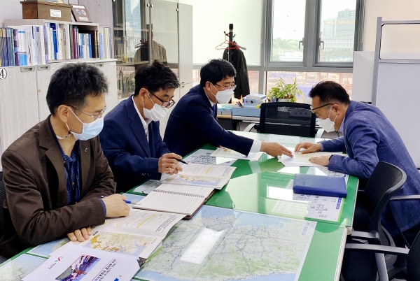 맹정호 서산시장이 6일 국토교통부를 방문해 김선태 철도국장을 만나 ‘대산항 인입철도’ 필요성과 당위성을 설명하는 장면