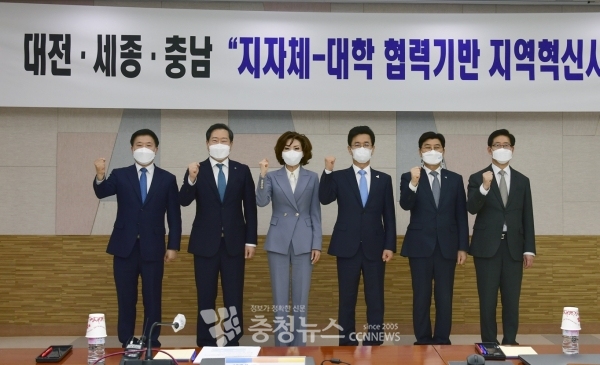 대전세종충남 지자치-대학 협력기반 지역혁신 사업 선정 합동 브리핑. 사진 왼쪽부터 김학민 교수, 원성수 총장, 이진숙 총장, 허태정 시장, 이춘희 시장, 양승조 지사