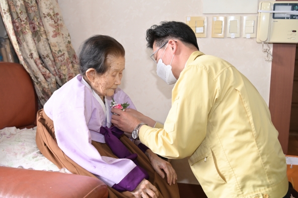 김정섭 공주시장, 99세 어르신에 카네이션 달아드리는 모습