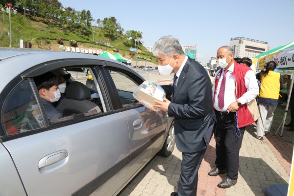 문정우 금산군수가 어린이날 체험키트를 전달하고 있다.
