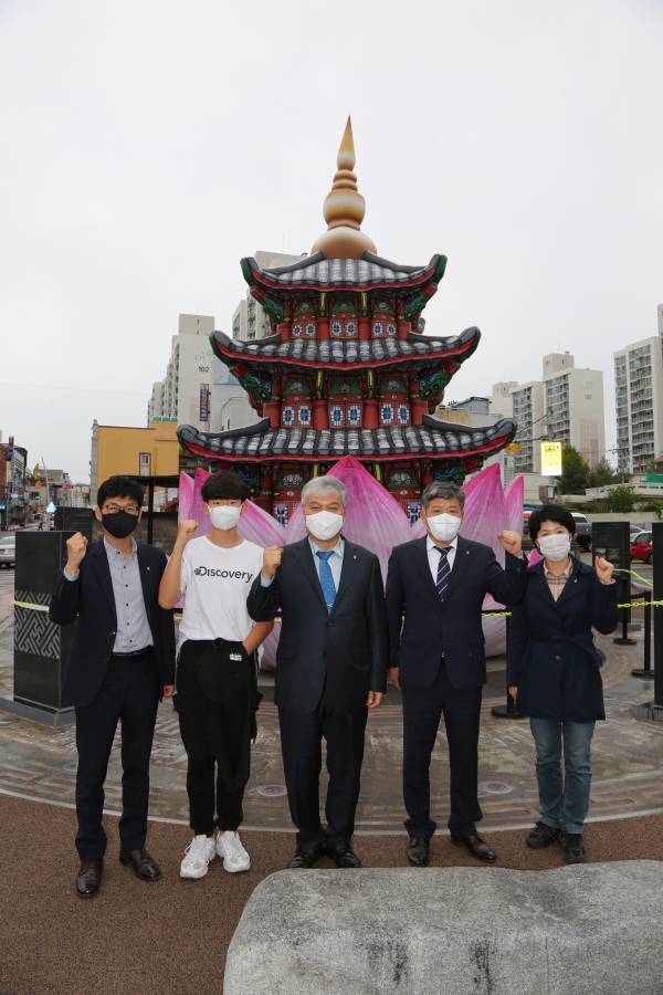 문정우 금산군수가 군민들과 함께 부처님 오신 날 봉축 조형물 앞에서 기념사진을 찍고 있다.